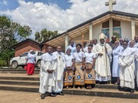 Biskup Rafał Mweempwa z asystą i wernymi przed kaplicą szkoły.