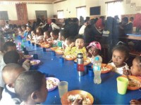 w stołówce szkolnej.