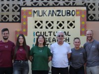 Nasza grupa i o. Andrzej Leśniara SJ na tle odmalowanej ściany instytutu Mukanzubo, fot. B. Mulopa.