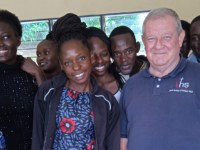 Ojciec Gerard Karas SJ, duszpasterz akademicki, wraz ze studentami.