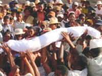 Obchody święta zmarłych na Madagaskarze.