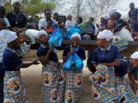 Przekazywanie darów potrzebującym.