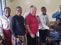 Ojciec Gerard Karas SJ ze studentami II roku.